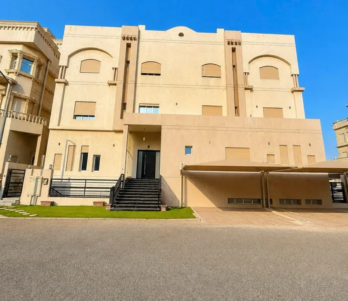 للبيع بيت في الصديق قطعة 7
