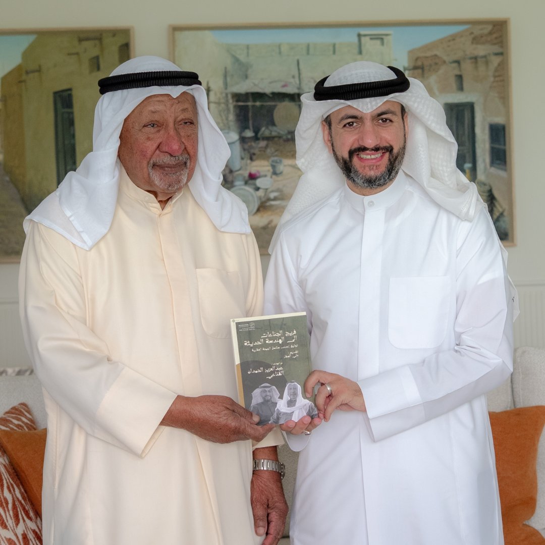 تسليم كتاب  من فريج الجناعات الى الهندسة الحديثة لتوثيق إحدى سلاسل الجمعة العقارية مع المهندس عبدالعزيز الحمدان