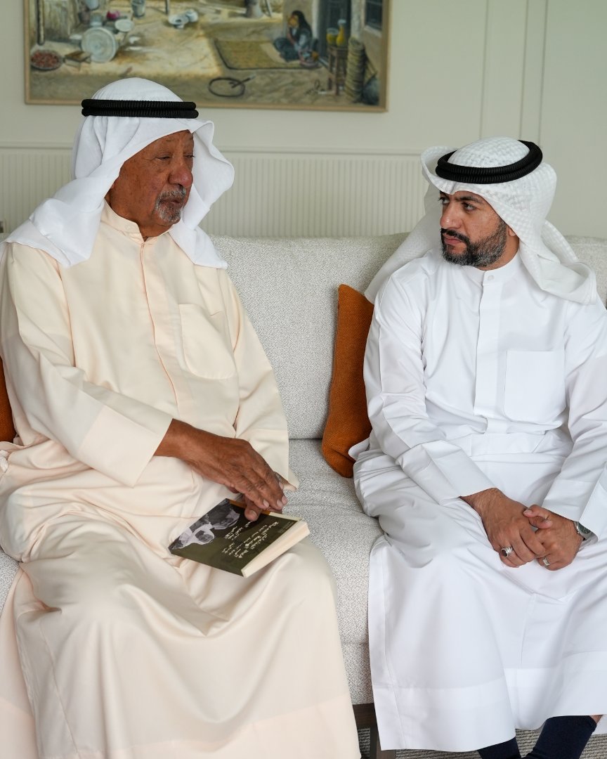 صورة من الألبوم تسليم كتاب  من فريج الجناعات الى الهندسة الحديثة لتوثيق إحدى سلاسل الجمعة العقارية مع المهندس عبدالعزيز الحمدان